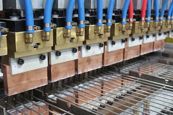 Macchina di saldatura automatica a punti multipli per scaffalature di filo frigorifero e reti di maglie di acciaio 2