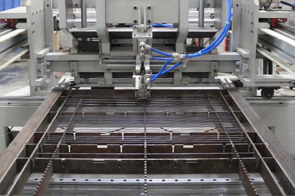 Macchina di saldatura automatica a punti multipli per scaffalature di filo frigorifero e reti di maglie di acciaio 3