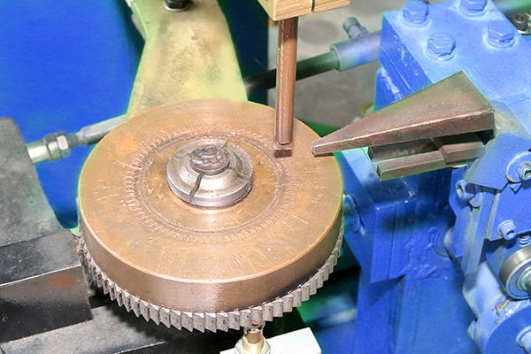 Saldatrice automatica a punti per anello interno con distribuzione precisa del filo 4