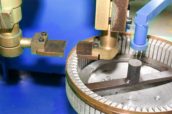 Saldatrice automatica a punti per anello interno con distribuzione precisa del filo 6