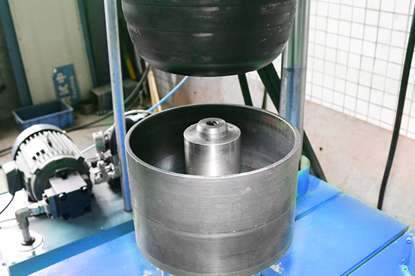 Saldatrice automatica a punti per anello interno con distribuzione precisa del filo 10