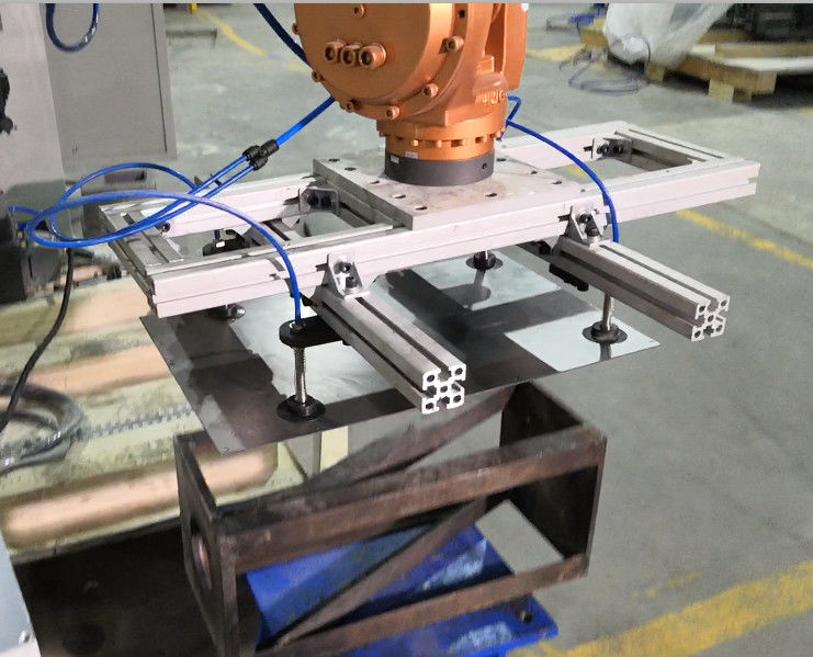 Robot per la manipolazione industriale e la palettizzazione con presa di tazze di aspirazione per pannelli piatti leggeri