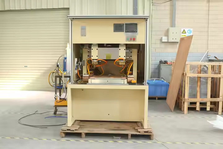 Hwashi CNC Frequenza media leggera Small Steel Door Sheet Metal Spot Welder con asse XY alimentatore mobile automatico