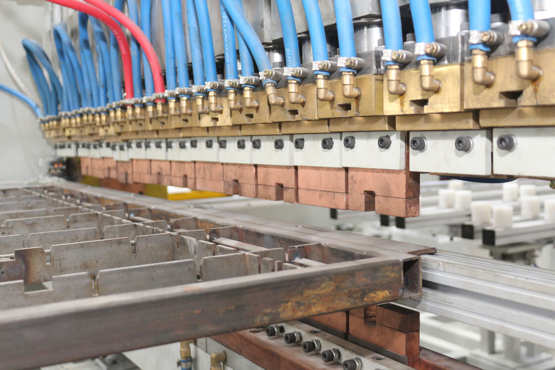 Macchina di saldatura automatica con galleria a maglia con alimentatore a doppio strato e 10 elettrodi per la saldatura a più punti